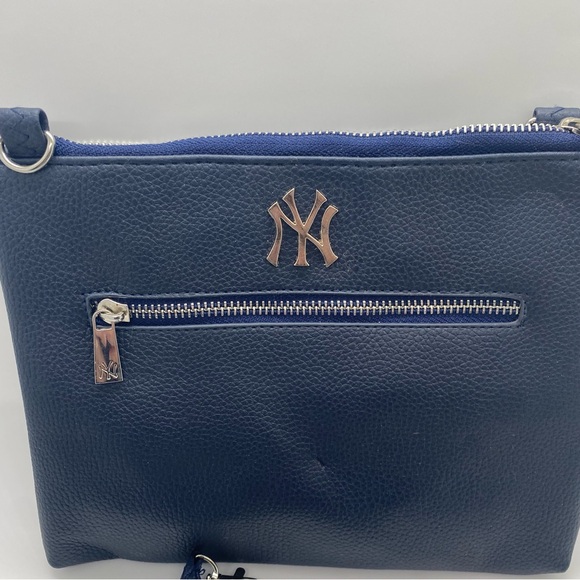 New York Yankees purse from New York Yankee franchise with detachable strap. - Picture 9 of 10
